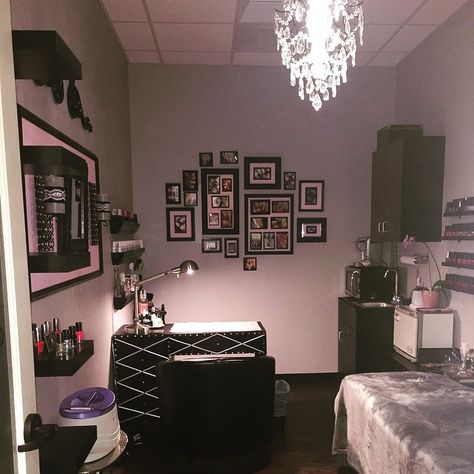 Gallery: Unique Nail Salon Décor Nail Room Decor Ideas, Nail Room Ideas Home, Home Nail Salon Ideas, Colour Room, Nail Room Ideas, Salon Design Ideas, Tech Room, Nail Salon Interior, Beauty Room Salon