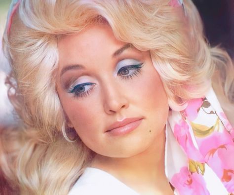 Dolly Parton Album Covers, Dolly Parton Inspired Photoshoot, Dolly Parton Outfits 70s, Dolly Parton 70s, Dolly Parton Hair, Dolly Parton Makeup, Dolly Parton Outfit Ideas, Dolly Parton Birthday, Dolly Parton Pictures