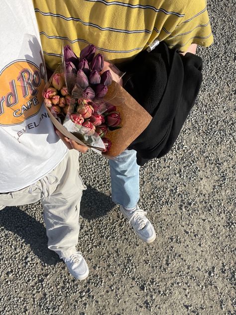 two boys walking with flowers tulips cute date gay lgbt Couples Walking, Interracial Dating, Gay Aesthetic, Aesthetic Boys, Gay Marriage, Aesthetic Boy, Boyfriend Goals, Gay Love, Couple Aesthetic