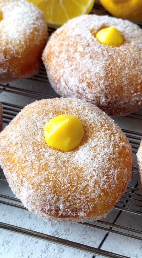 Lemon Curd Donuts - Sweet Monkey Lemon Sweet Rolls, Sweet Monkey, Banana Pudding Cupcakes, Doughnut Recipe Easy, Pudding Cupcakes, Cannoli Filling, Best Pecan Pie, Lemon Curd Filling, Filled Donuts