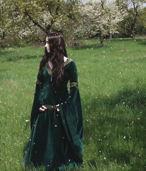 Emerald green medieval Green Medieval Dress, Medieval Fantasy Clothing, Rustic Clothing, Gothic Gowns, Green Lady, Spring Snow, Medieval Clothes, Jaime Lannister, Fantasy Dresses