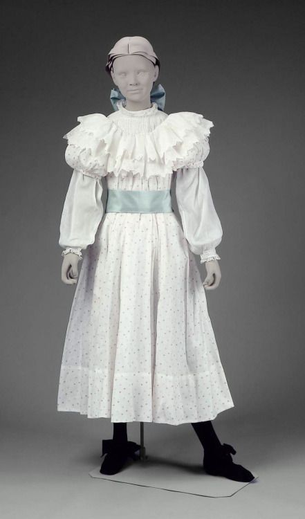 Girl’s Dress 1899 The Museum of Fine Arts, Boston | OMG that dress! | Bloglovin’ Victorian Children's Clothing, 1890s Fashion, Vintage Childrens Clothing, 1900s Fashion, 1800s Fashion, 19th Century Fashion, Victorian Clothing, Antique Clothing, Printed Cotton Dress