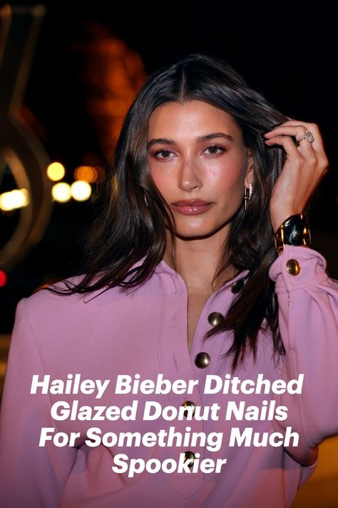 Hailey Bieber wearing a pink suit and dark nails at Paris Fashion Week Glazed Donut Nails, Donut Nails, Rhode Skin, Black Manicure, Glazed Donut, Donut Glaze, Celebrity Beauty, Hailey Bieber, Deep Black