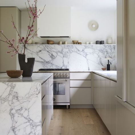 Vineyard Kitchen, Ikea Kitchen Inspiration, Marble Shelf, Popular Kitchens, Marble Backsplash, Kitchen Paint Colors, Kitchen Interiors, Kitchen Marble, Upper Cabinets