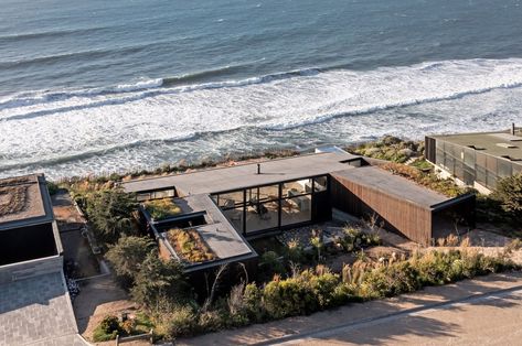 U Shaped Houses, Sustainable Architecture Design, Edge Of A Cliff, Eco Cabin, Cliff House, Beach House Plans, Organic Architecture, Yanko Design, Sustainable Architecture