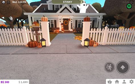 Bloxburg House Front Yard Ideas, Bloxburg Halloween House Exterior, Bloxburg Halloween House, Bloxburg Yard Ideas, Autumn Bloxburg, Apartment Bloxburg, Bloxburg Autumn, Bloxburg Fall House, Bloxburg Halloween