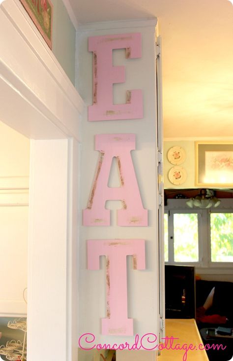 DIY Home Decor | Looking for wall decor ideas for your kitchen? These painted EAT wall letters make a statement and are cheap and simple to DIY! Cocina Shabby Chic, Boho Apartment, Muebles Shabby Chic, Chic Kitchen Decor, Shabby Chic Kitchen Decor, Wall Letters, Style Shabby Chic, Shabby Chic Bathroom, Estantes Flotantes