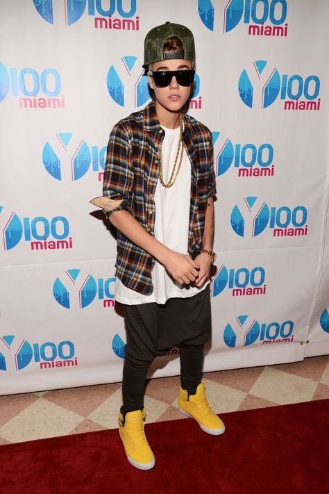 justin-bieber-outfits-flannel Justin Bieber is never afraid to try out new styles, and we applaud him for it. However, fashion mishaps happen. Here are all the Justin Bieber outfits that probably shouldn't have made it out the front door. #top5 #topfive #celebrity #celebrities #justinbieber #funny #fashion Justin Bieber Pants, Justin Bieber Costume, Beiber Fever, Justin Bieber Outfits, Believe Tour, Justin Bieber Style, Justin Bieber Images, Justin Bieber Wallpaper, Slim Joggers