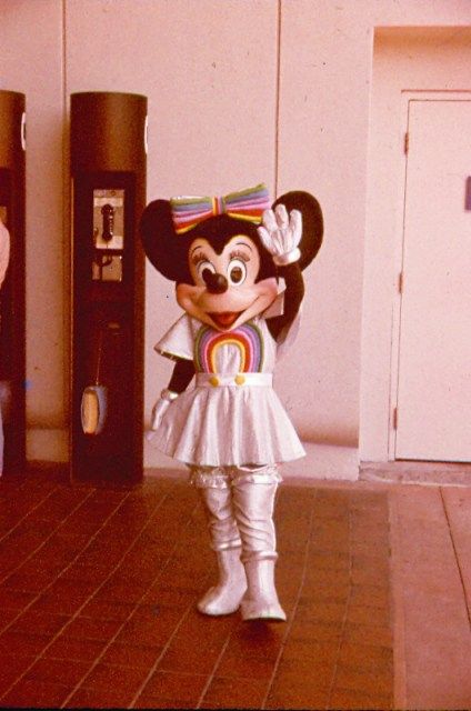 Minnie in Future World 10-85 - Patricia Brown vintage Epcot character photos Vintage Epcot, Vintage Disney World, Disney Characters Costumes, Disney Tourist Blog, Race Outfit, Minnie Mouse Outfits, Epcot Center, Retro Disney, Disney Vintage