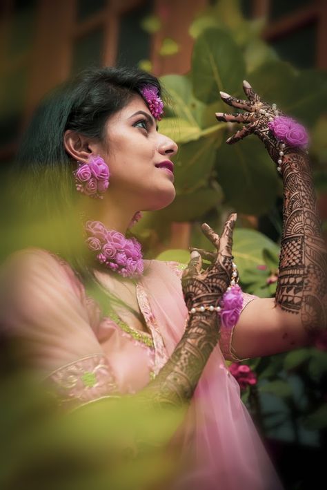 Mehendi Designs, Mehendi Arts, Wedding Mehendi Art, Bridal Mehendi Ideas, #weddingnet #indianwedding #mehendiarts #mehendi #henna #hennaart #bridal #look #indianweddings #mehendi #henna #mehendidesign #hennadesign #personalised #uniquedesign  FOLLOW OUR INSTAGRAM @WEDDINGNET Wedding Mehendi Photography, Mehndi Picture Poses, Mehandi Photoshoot Ideas, Mehndi Photoshoot Brides, Mehandi Photography, Mehandi Shoot, Mehendi Shoot, Mehendi Pose, Mehandi Photo