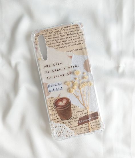 Beige 🤎 themed journal phone case Beige Phone Case Aesthetic, Aesthetic Iphone Case Ideas, Phone Case Scrapbook, Phone Cover Ideas, Journal Phone Case, Pakistani Design, Phone Craft, Phone Case Diy Paint, Diy Phone Case Design