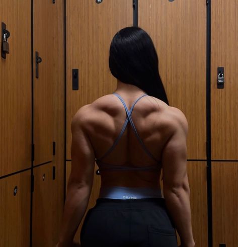 Low Exposure Gym Aesthetic, Back Tattoo Outfit, Gym Back Pose, Muscle Mommy, Buff Women, Gym Aesthetic, Fitness Inspiration Body, Body Motivation, Gym Inspiration