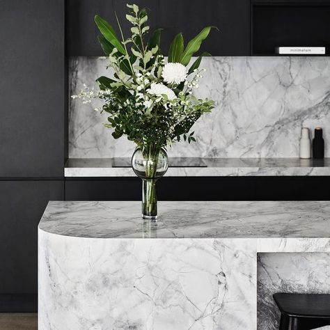 CDK Stone on Instagram: "Super White dolomite makes a bold statement with black cabinetry in this kitchen designed by @simplisminteriors and seen in this month's @insideoutmag . Image by @leonschoots #cdkstone #superwhitedolomite #superwhite #dolomite #naturalstone #naturalbeauty #naturesmasterpiece #designstyle #natural #stone #interiors #exteriors #designinspo #designinspiration #natural #interiors #stone #interiordecor #designoftheday #homeinspo #kitchendecor #kitcheninspo #kitchens #instah Super White Dolomite, Dolomite Stone, Stone Kitchen, Contemporary Kitchen Design, House Design Kitchen, Kitchen Room Design, Super White, Visual Display, Stone Flooring