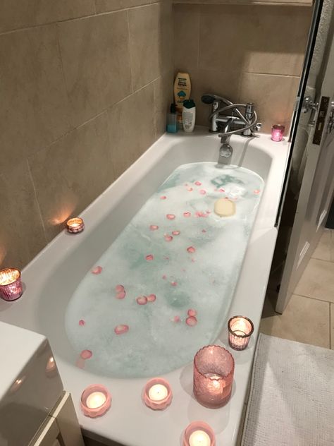 Huge Bathtub, Bathtub Aesthetic, Candles Cozy, Nyc Rooms, Rose Petal Bath, Aesthetic Bath, Bath Aesthetic, Spa Time, Beds For Small Spaces