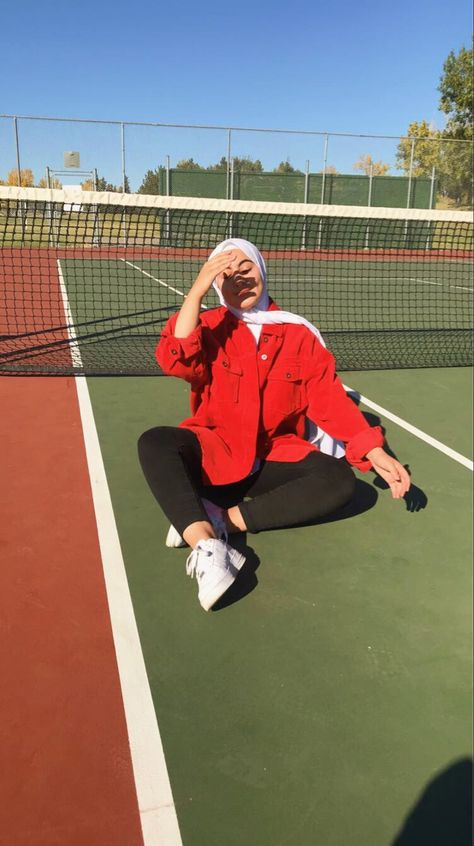 Hijabi Tennis Outfit, Tennis Outfit Hijab, Hijabi Sports Outfit, 80s Sports Fashion, Tennis Court Aesthetic, Court Aesthetic, 80s Sports, Sport Fits, Sports Hijab