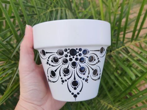 Dot Art Mandala, Mandala Dotting, Black Mandala, Painted Pot, Terracotta Flower Pots, Painted Terra Cotta Pots, Terracotta Plant Pots, Diy Embroidery Kit, Decorated Flower Pots