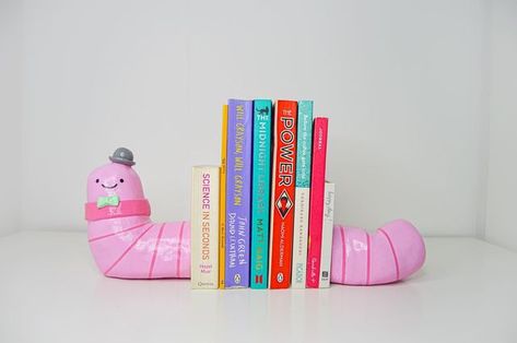 Clay Book Ends, Ceramic Sketch, Clay Bookends, Apartment Diys, Loft Vibes, Clay Book, Diy Bookends, Spongebob Painting, Ceramic Projects