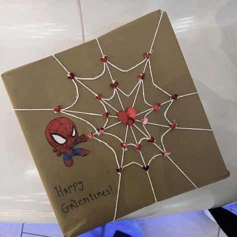 Spiderman Pop, Diy Anniversary Cards, Spiderman Gifts, Book Christmas Gift, Love Scrapbook, Diy Anniversary, Bf Gifts, Anniversary Cards, Spiderman