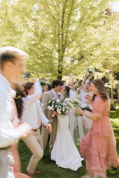 Garden Party Wedding Photos, Vibrant Wedding Photography, Flower Grandma Wedding, Colorful Wedding Photography, Whimsical Wedding Photos, About Time Wedding, Wedding Cottagecore, Garden Wedding Photos, Dream Marriage