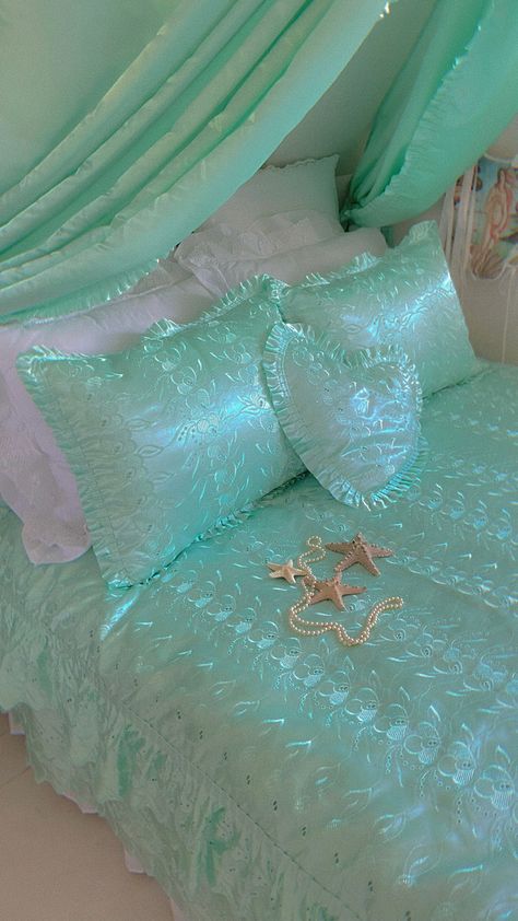 Mermaidcore, vintage interior, home decore, bedroom idea, bedding ideas, vintage bedding, mermaidcore interior, seaside interior, summer interior Seaside Interior, Mermaid Bedding, Summer Interior, Mermaid Bedroom, Ocean Room, Coconut Dream, Vintage Bedding, Mermaid Room, Beach Room