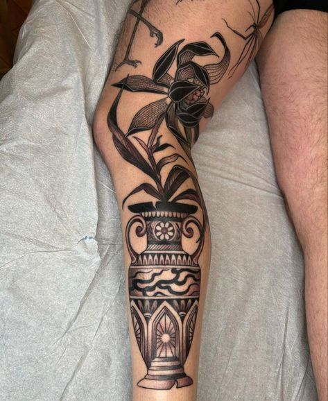 #CoolTattoos #TattooArt #InkMaster #TattooDesigns #InkedUp #TattooLovers #InkInspiration #TattooIdeas #CreativeInk #TattooStyle Traditional Tattoo Vase, Tattoo Perna, Abstract Tattoo Ideas, Tattoo Catalog, Wrist Tattoo Designs, Traditional Tattoo Inspiration, Flower Thigh Tattoos, Traditional Tattoo Designs, Armband Tattoos