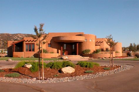 Adobe Style Homes, Southwestern House, Santa Fe Style Homes, New Mexico Homes, Adobe Home, Mud House, Adobe Design, Eclectic Home Decor, Adobe House