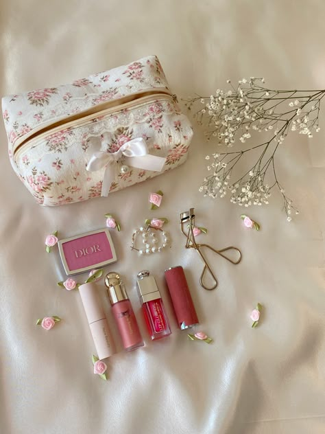 Cute Makeup Bags, Flower Makeup, Make Up Bags, Pretty Pink Princess, Makeup Spray, Fairy Makeup, Fancy Makeup, Makeup Transformation, Makeup Blogger