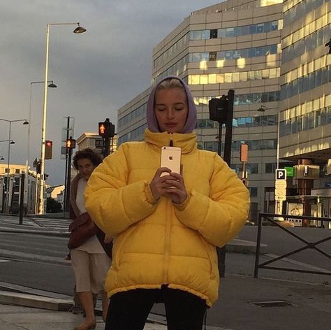 Pinterest: @SebastianAlbery ← *♧*♧*♧* Yellow Puffer Jacket Outfit, Yellow Puffer Jacket, Puffer Jacket Outfit, Jacket Outfit, Pinterest Fashion, Mode Inspo, Mellow Yellow, Looks Style, Winter Looks