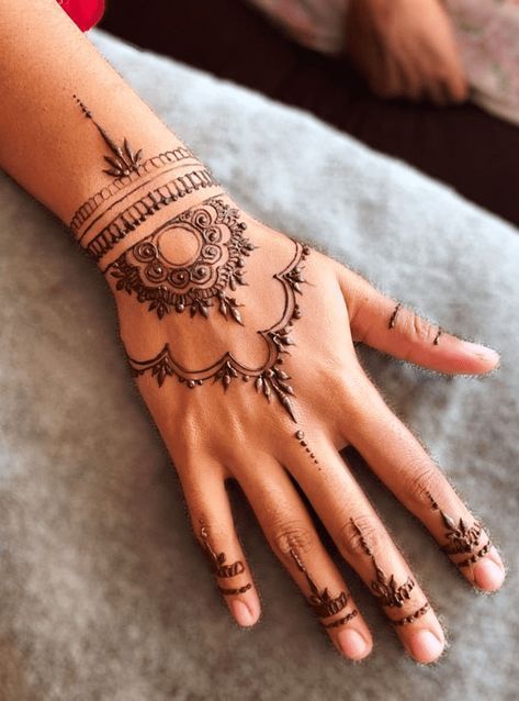 Henna Bracelet Design Simple, Henna Designs Bracelet, Bridesmaid Henna Design, Modern Mehndi Designs 2024 Back Hand, Wedding Henna Designs Brides Simple, Simple Wedding Henna Designs, Geometric Henna Designs, Henna Full Hand, Minimalistic Henna