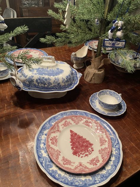 Old Britain, Christmas Table Settings, Blue Christmas, Christmas Table, Table Settings, Castle, Christmas, Red, Blue