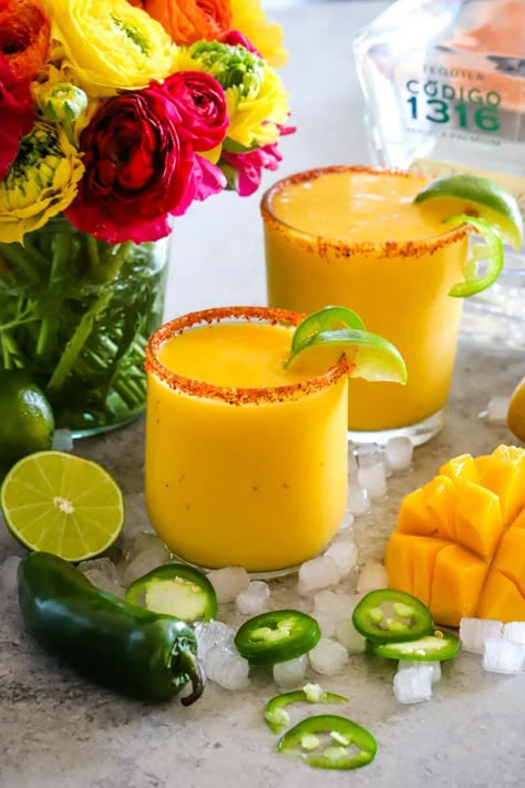 Mango Jalapeno Margarita, Spicy Mango Margarita, Mango Margarita Recipe, Mango Margaritas, Tajin Recipes, Mango Cocktail, Lime Seasoning, Peach Margarita, Mango Lemonade