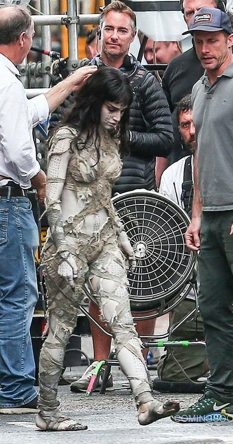 The Mummy 2017 Movie, The Mummy 2017, Mummy 2017, Diy Backless, Mummy Halloween Costume, Mummy Movie, Mummy Costume, Sofia Boutella, Beginner Knitting Projects