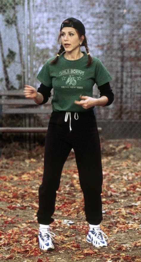 80s Sporty Outfits, 90s Sweatpants Outfit, 90s Sporty Outfit, Green Sweatpants Outfit, Friends Rachel Outfits, Outfits Sweatpants, 1990 Style, 90s Sport, Rachel Green Style