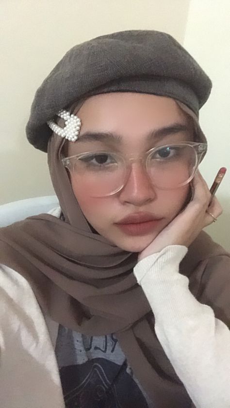 Cute Hijabi Girl, Baret Outfit, Modest Girly Outfits, Simple Hijab Tutorial, Hijabi Fits, Stile Hijab, Hijabi Outfit, Simple Hijab, Mode Turban