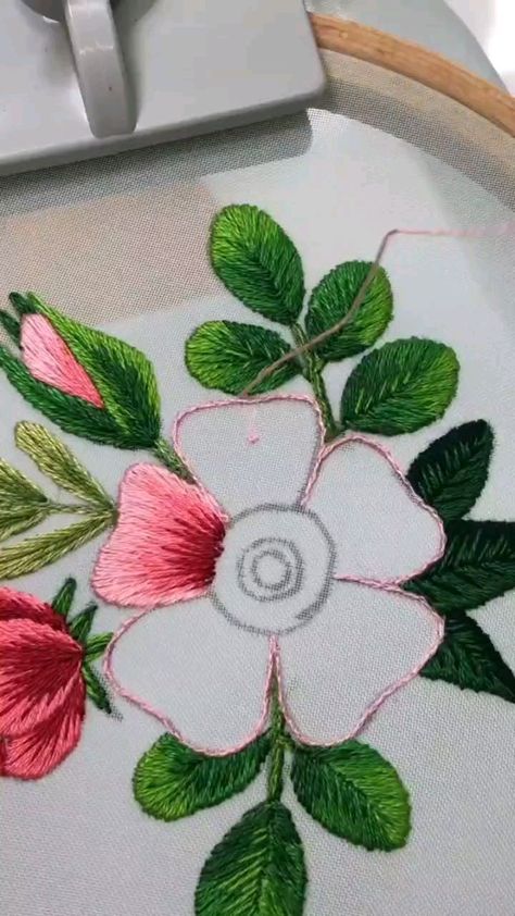 Flowers Fantasy Art, Embroidery Video, Basic Hand Embroidery Stitches, Simple Hand Embroidery Patterns, Diy Embroidery Designs, Hand Embroidery Patterns Flowers, Hand Embroidery Videos, Diy Embroidery Patterns, Basic Embroidery Stitches