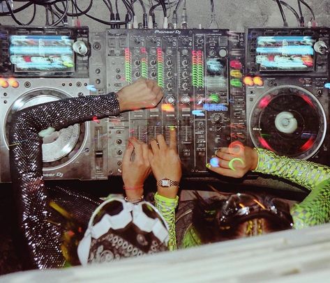 Learn To Dj, Simi Haze, Girl Dj, Disco Party, Perfect Life, House Music, Burning Man, Party Girls, Decks