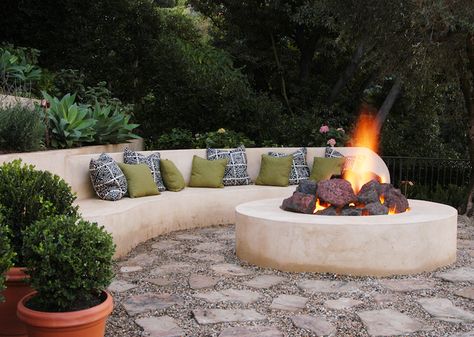 wraparound stucco bench & stucco fire pit Diy Fire Pit Ideas, Fire Pit With Rocks, Diy Bamboo, Fire Pit Decor, Outside Fireplace, Fire Pit Materials, Rustic Fire Pits, Large Fire Pit, Modern Fire Pit