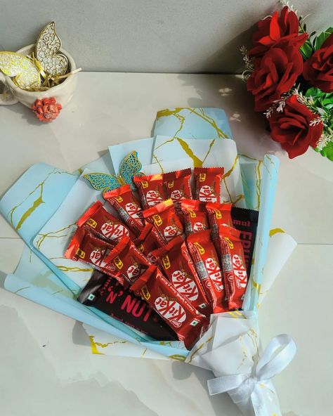 Kitkat chocolate bouquet!! 🍫💐 Want yours too? Dm us and have it your way it's customisable! Chocolate bouquet, bouquet hamper, chocolate hamper, kitkat bouquet, gift hampers, gift ideas, insta daily, explore page, reach out Chocolate Hamper Ideas Gifts, Kitkat Bouquet, Bouquet Hamper, Chocolate Gift Hamper, Kitkat Chocolate, Chocolate Hampers, Flower Bouquet Diy, Bouquet Gift, Gift Delivery