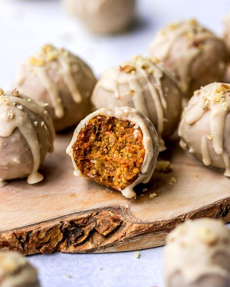 No-Bake Carrot Cake Truffles - Nutriholist Carrot Cake Truffles, Making Pancakes, White Chocolate Recipes, Vegan White Chocolate, Baked Carrots, Raw Cake, Healthy Snacking, Chocolate Chip Pancakes, Autumn Recipes