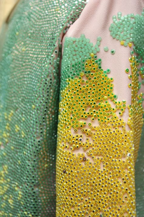 Style Bubble, Textile Texture, Central Saint Martins, Design Textile, Textiles Fashion, Color Textures, Fashion Details, Beaded Embroidery, Textures Patterns