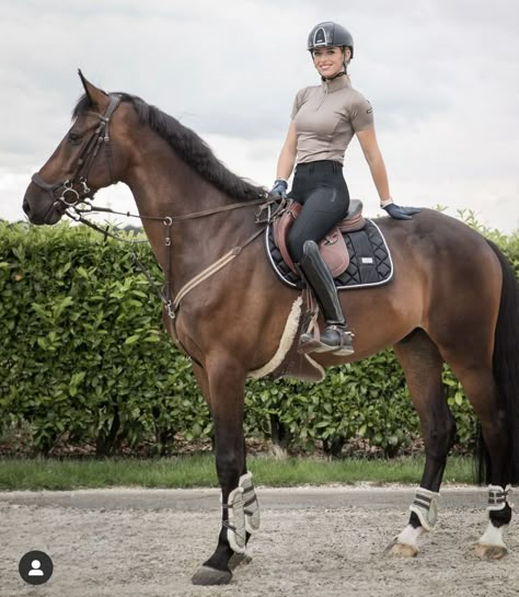 Horse Rider Outfit, Woman And Horse, Riding Boot Outfits, Horse Standing, Horse Family, Horse Riding Outfit, Show Jumping Horses, Horse And Human, Cute Horse Pictures