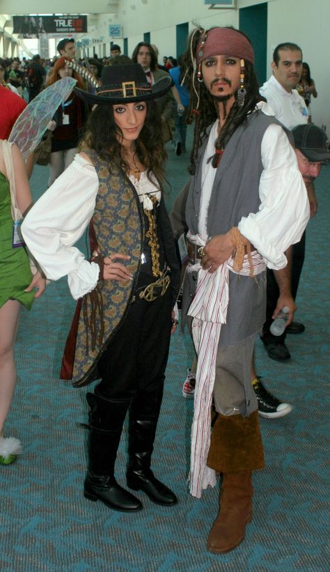 Jack Sparrow And Angelica Costume, Angelica Teach Costume, Pirates Of The Caribbean Couple Costume, Diy Jack Sparrow Costume, Halloween Costumes Matching, Jack Sparrow Cosplay, Jack Sparrow Costume, Halloween Costumes Diy Couples, Fun Halloween Party Games