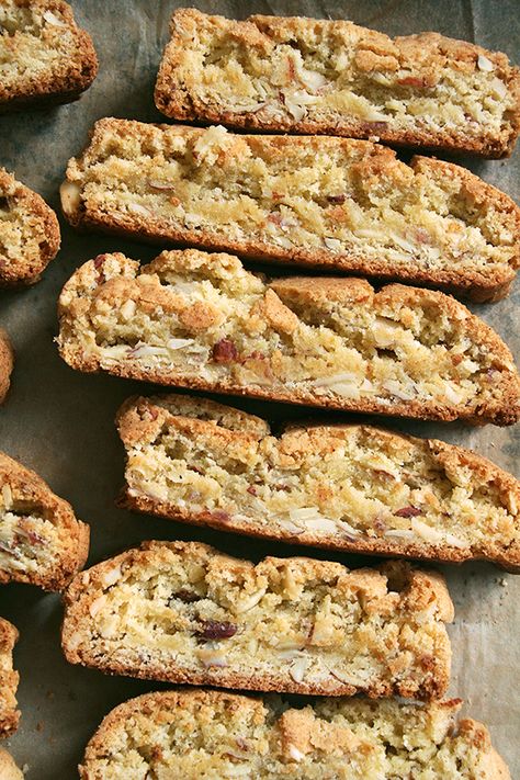 baked almond biscotti Mandel Bread, Blonde Brownies, Almond Granola, Oatmeal Cookies Chewy, Almond Biscotti, Biscotti Cookies, Biscotti Recipe, Crinkle Cookies, Italian Cookies