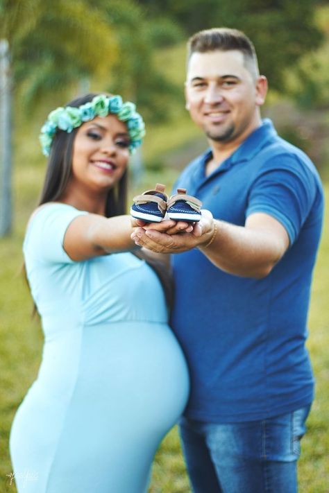 Maternity Picture Outfits, Maternity Studio Photoshoot, Maternity Photography Family, Fall Maternity Photos, Maternity Dresses Photography, Maternity Photography Poses Outdoors, Maternity Photography Poses Couple, Maternity Photo Outfits, Pregnancy Photos Couples