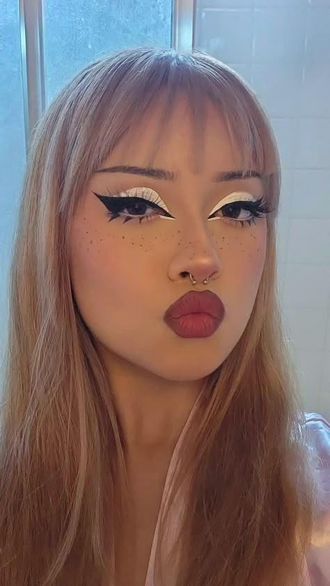 Makeup With Black Eyeliner, Black Graphic Liner, Pearly Makeup, White Eye Makeup, Models Without Makeup, Blonde Hair Makeup, Faux Freckles, Alt Makeup, Graphic Makeup