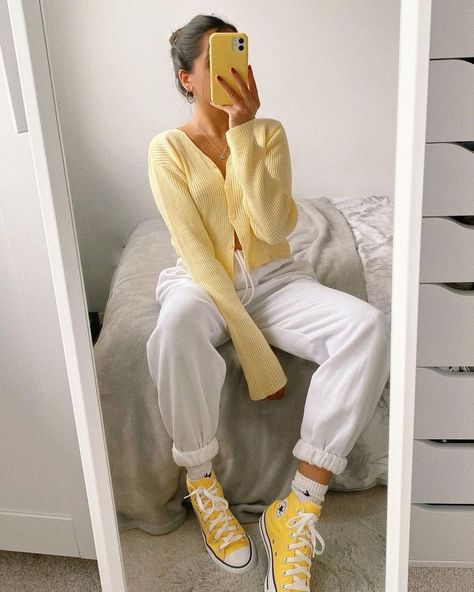 Outfit of the day Colored Converse Outfit High Tops, Colored Converse Outfit, Yellow Vans Outfit, Yellow Converse Outfit, Yellow Shoes Outfit, Colored Converse, Yellow Converse, Converse Outfit, Yellow Clothes