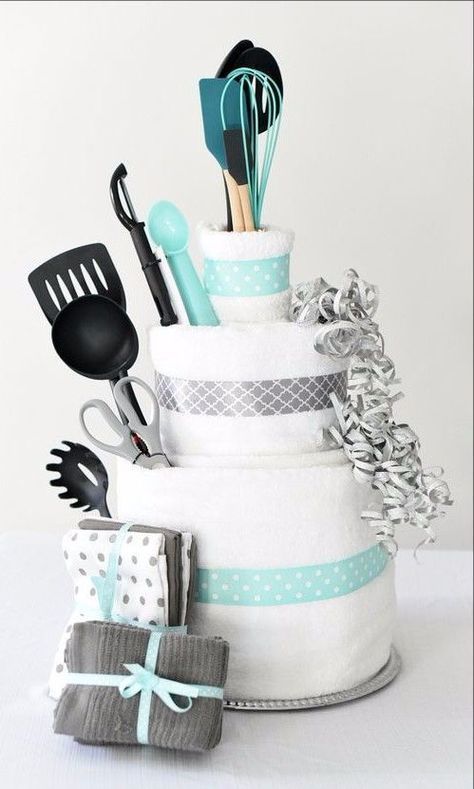 Great Bridal Shower Idea! Towel Cakes Diy, Cute Bridal Shower Gifts, Creative Bridal Shower Gifts, Diy Bridal Shower Gifts, Best Bridal Shower Gift, Diy Bridal Shower, Kitchen Bridal Shower, Towel Cake, Bridal Shower Gifts For Bride