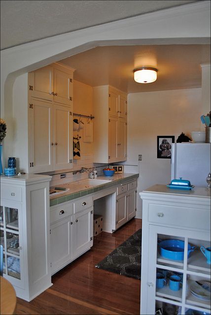 Vintage Apartment Kitchen PDX by American Vintage Home, via Flickr 1920s Apartment, Florida Bungalow, Portland Apartment, 1920 Home, 1920s Kitchen, Pocket Neighborhood, Boat Cabin, Cozy Rooms, Vintage Apartment