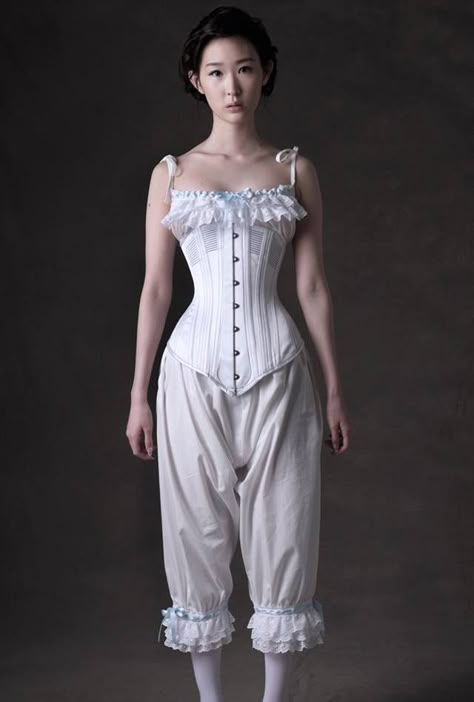 My Little Waist — 1880’s Corset and dress By Yoneyama Junichi A... Victorian Underdress, 1880s Corset, Corset And Dress, Edwardian Corsets, Victorian Era Fashion, Victorian Corset, Corset Costumes, Corset Outfit, 1800s Fashion