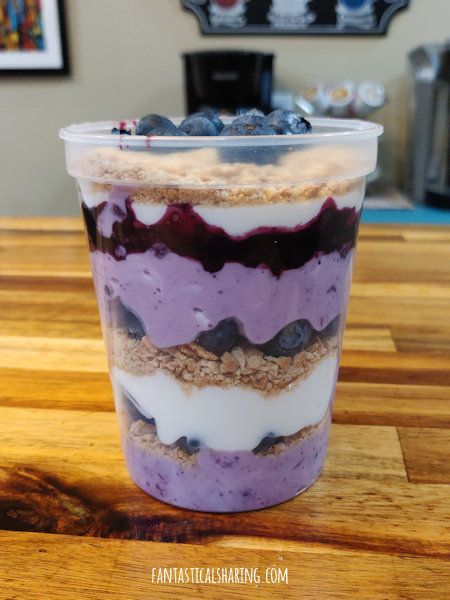 This stunning yogurt parfait has all the flavors of blueberry pie and is a perfect breakfast or snack! Individual Yogurt Parfaits, Vanilla Yogurt Parfait, Yogurt Parfait Jar, Chocolate Yogurt Parfait, Blueberry Parfait Recipes, Yogurt Parfait Bar Buffet Brunch Ideas, Flavored Yogurt Recipes, Protein Parfait Recipes, Yougart Parfait Cups